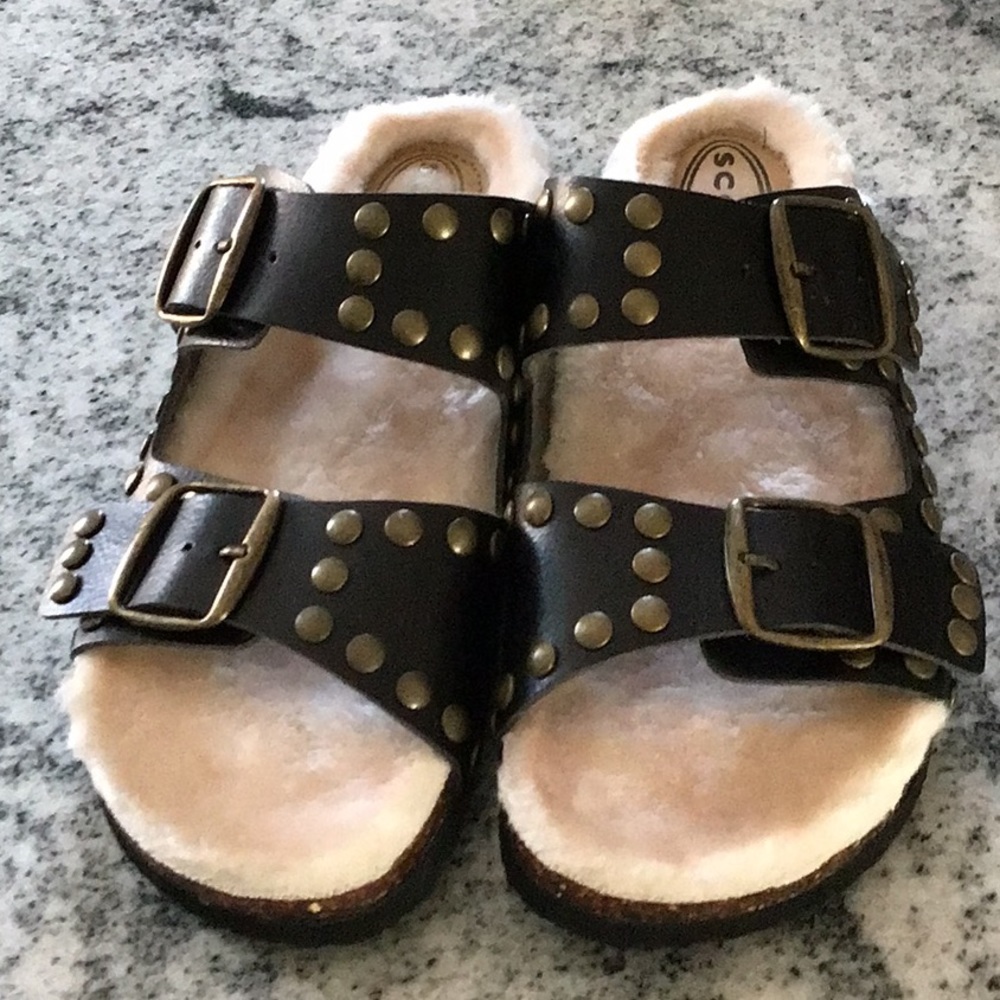 Scoop flat sandals